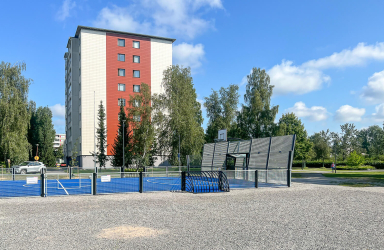 Asuintalo ja urheilukenttä Raisiossa