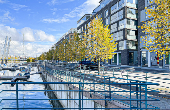 Kerrostalot merenrannalla Jätkäsaari